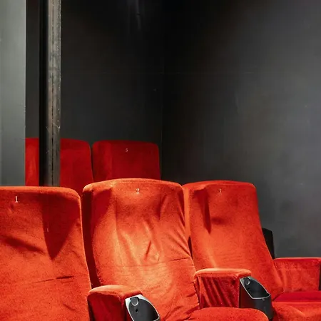 別荘 Family-friendly Oasis With Pool And Cinema