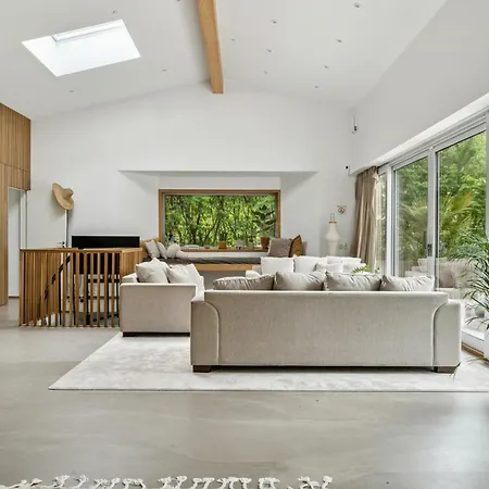 Family-friendly Oasis With Pool And Cinema Semesterbostad