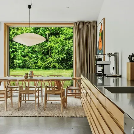 Family-friendly Oasis With Pool And Cinema Semesterbostad