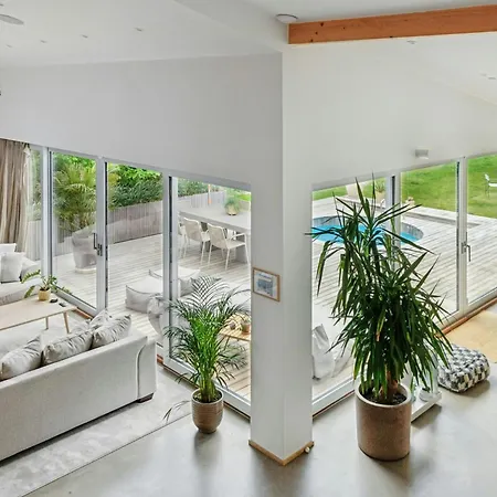 Family-friendly Oasis With Pool And Cinema Semesterbostad *